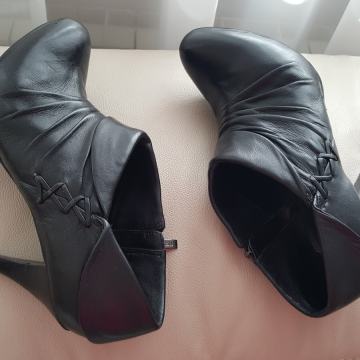 GUESS kozne cizme br 39