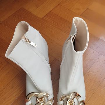 Högl bijele kožne gležnjače br.39-2.SNIŽENJE!!JAKO UDOBNE!