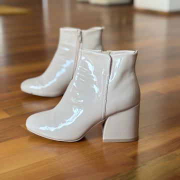 H&M Divided beige lakirane čizmice 37