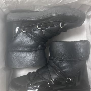 inuiki čizmice broj 38.