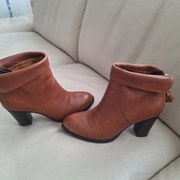 JB.Martin kozne cizme br 39