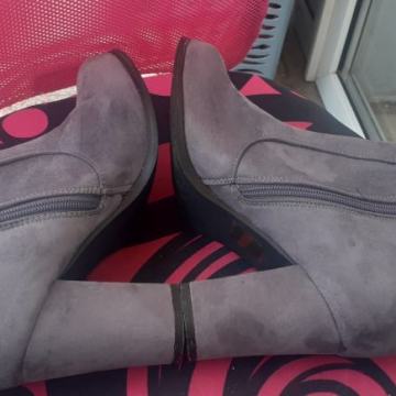 Karla br.40 kožne kvalitetne čizmice elegantne