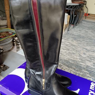 Kožne čizme  br. 40, nikad nošene prodajem upola cijene