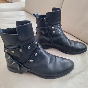 Kozne cizme br 40