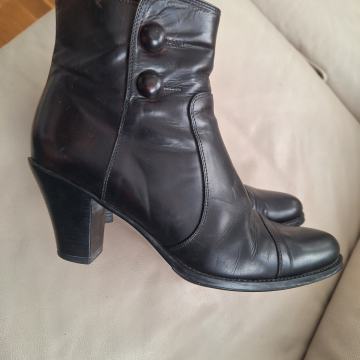 Kozne cizme br 40