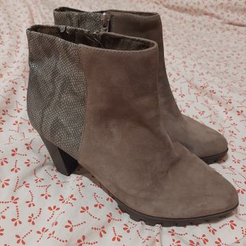 Nove kožne čizme  - gležnjače  Tamaris