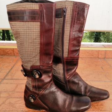 Kožne čizme s kariranim detaljima