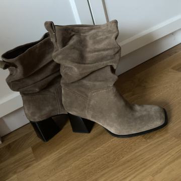 NOVE KOŽNE čizme prodajem