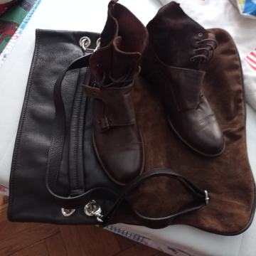 Kožne gležnjače i kožna torba