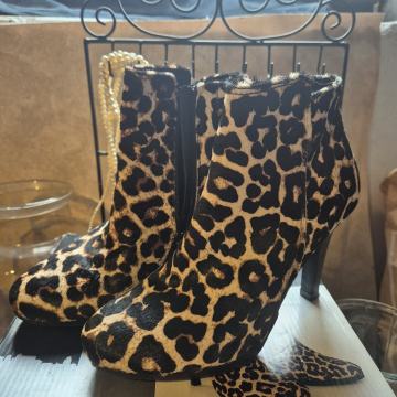 Kožne gležnjače na petu broj 38