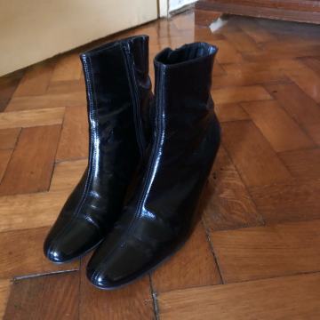 Kožne lakirane čizmice.
