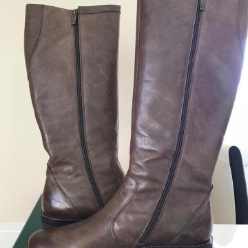 Kožne visoke smeđe čizme ODLIČNO STANJE 42