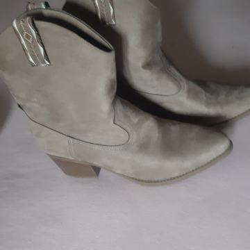 kratke čizme br 40-41