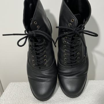 Lacoste Yuxone 3 ženske kožne gležnjače / čizme br. 41