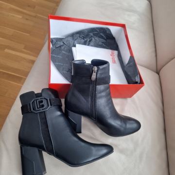 Laura Biagotti kozne cizme br 38