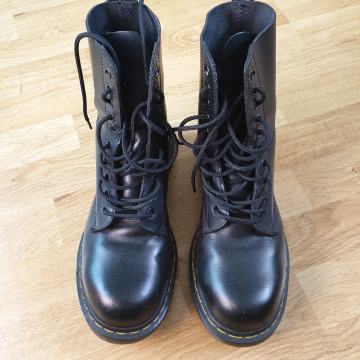 Martens čizme, 10 rupa