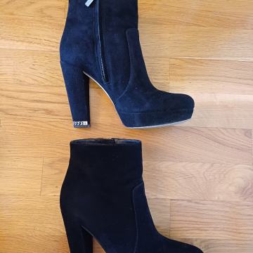 Michael Kors crne kožne čizmice.