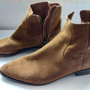 MNG MANGO gležnjače western style od brušene kože. Veličina 39 Boja ma