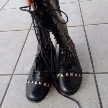 Moderne crne čizme od prave kože, sa zakovicama, br. 37