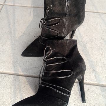 Moderne crne gležnjače na petu, prava koža, kupljene u Italiji, br. 37