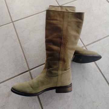 Moderne, očuvane maslinastozelene "Tango" čizme od prave kože, br. 38