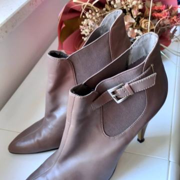 NINE WEST gležnjače boje bijele kave na visoku petu. Veličina 9M=40