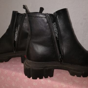 S. Oliver gležnjače