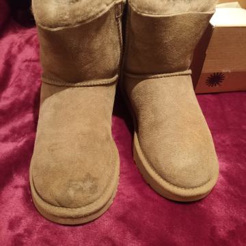 ORIGINAL 37 UGG MINI ČIZME BAILEY BOW II ČIZMICE SNIJEG GLEŽNJAČE 1978