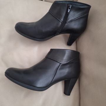 Peko kozne cizme br 41