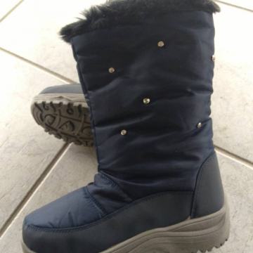 Potpuno nove tamnoplave vodonepropusne čizme  s krznom, br.39