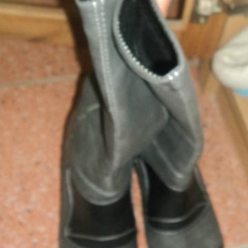 SIVE KOŽNE ČIZME BROJ 40 JEDNOM NOŠENE