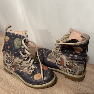 Prodajem asimetrično oslikane Dogo gležnjače br. 38