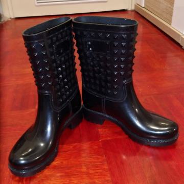 Prodajem crne gumene čizme br. 37 za 5 €.