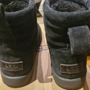 Prodajem dobro očuvane UGG vodootporne čizme