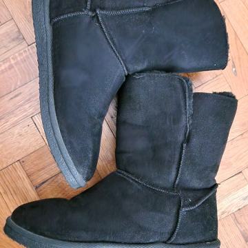 Prodajem jer meni su male,obula jednom