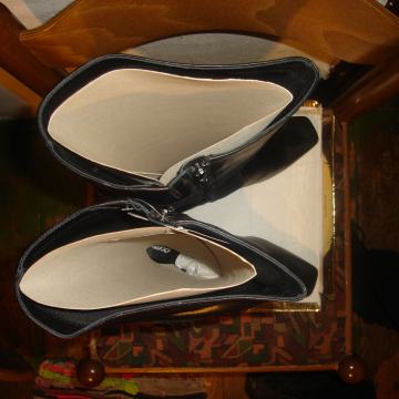 prodajem,prodaju se kožne čizme,PEKO,nenošene