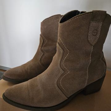 PRODAJEM TAMARIS ŽENSKE ČIZMICE BR 40