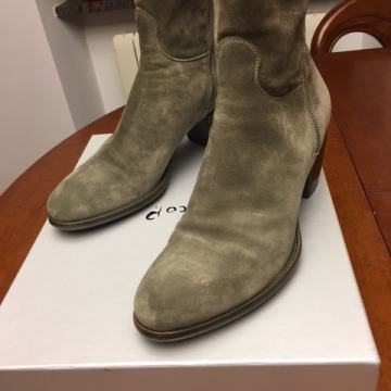 Prodajem ženske čizmice Rocco P.