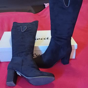 Prodajem ženske visoke čizme br.39