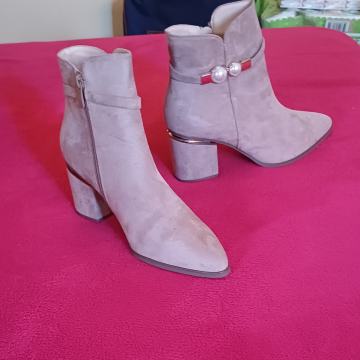 Prodajem ženskeq gležnjače br.39