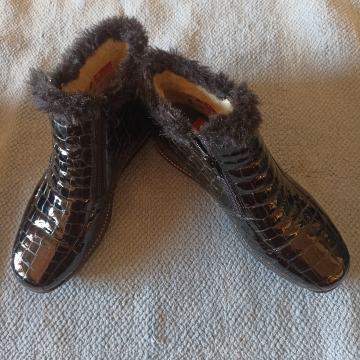 NOVE RIEKER 37 ŽENSKE CRNE NISKE ČIZME GLEŽNJAČE LAK KRZNO KROKO