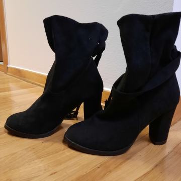 Roberto elegantne crne čizmice br.38