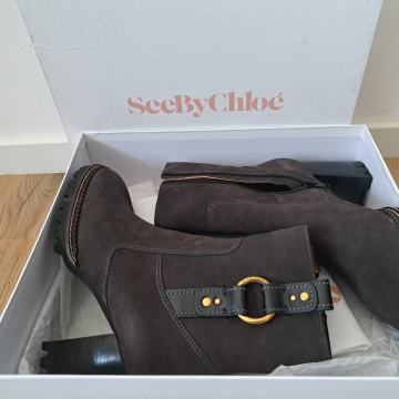 Nove See by Chloé Erine kožne čizme