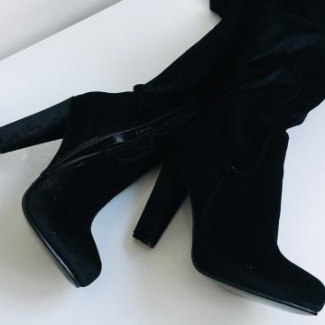 SEXY PLIŠ ČIZME IZNAD KOLJENA - br. 38, potpuno nove!