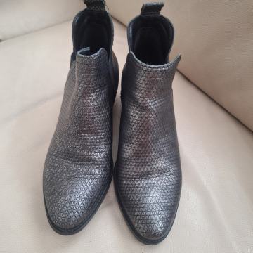 SISLEY kozne cizme br 37