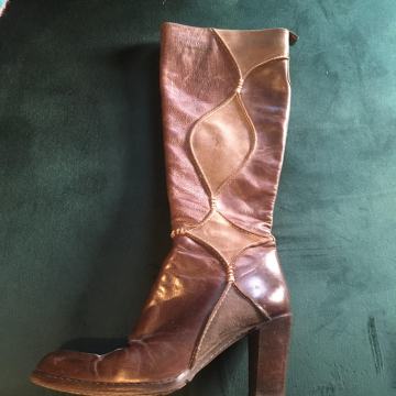 SMEĐE CIZME VISOKE, KOZNE SA PETOM OD 7CM