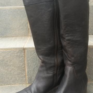 Smeđe kožne čizme