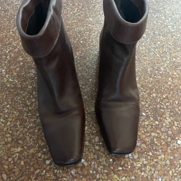 SMEĐE KOŽNE GLEŽNJAČE br. 37,5