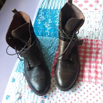 smeđe kožne gleznjače