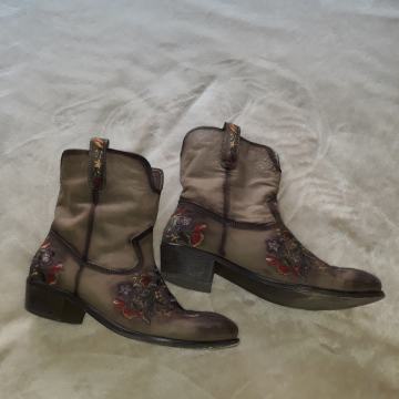 smedje kaubojke koža